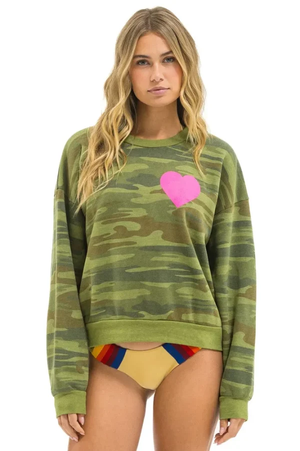 HEART PRINT RELAXED CREW SWEATSHIRT - CAMO // NEON PINK